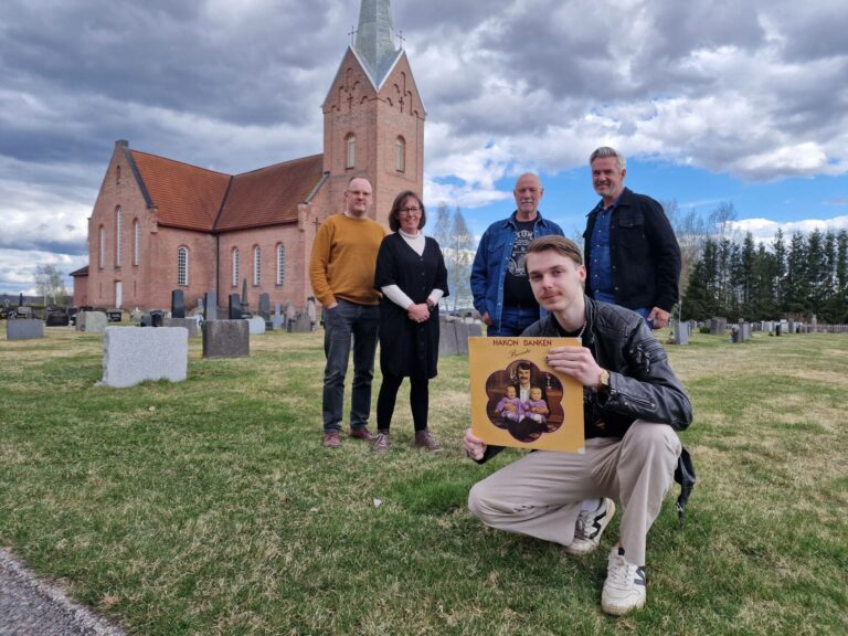 STOR SUKSESS: Da Håkon Banken ble hyllet i Hof kirke kom det svært mange publikummere. Barnebarnet, Robin Banken, var blant dem som deltok. Bak ser vi fra venstre Ole Karsten Sundlisæter, Gunn-Oliv Gottenborg, Torbjørn Bakke og Tommy Michaelsen.