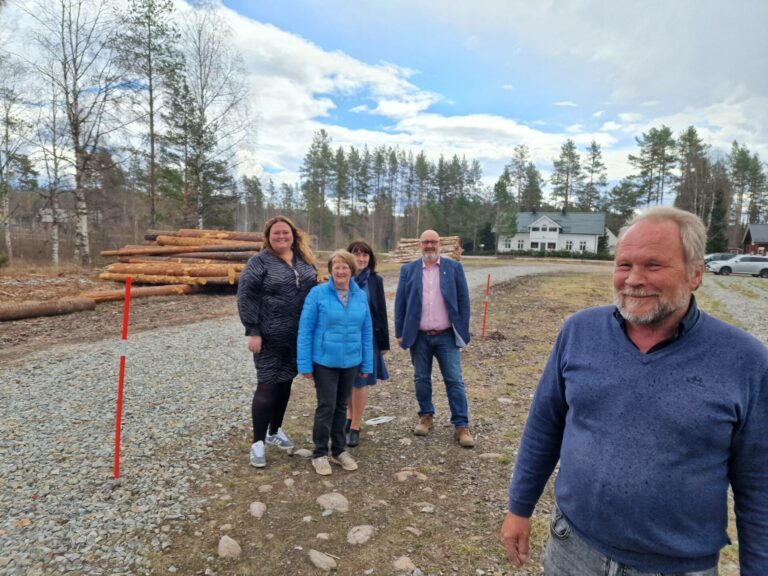 IKKE I RUTE: Planen var at Norsk Skogfinsk Museum sitt nye museumsbygg skulle ha byggestart i februar. Slik blir det ikke. Daglig leder Dag Raaberg (foran) håper på ekstra bevilgning. Bak fra venstre Åsnes-ordfører Kari Heggelund, utstillingsansvarlig Suzanne Palmquist, Kongsvinger-ordfører Eli Wathne og Grue-ordfører Rune Grenberg.