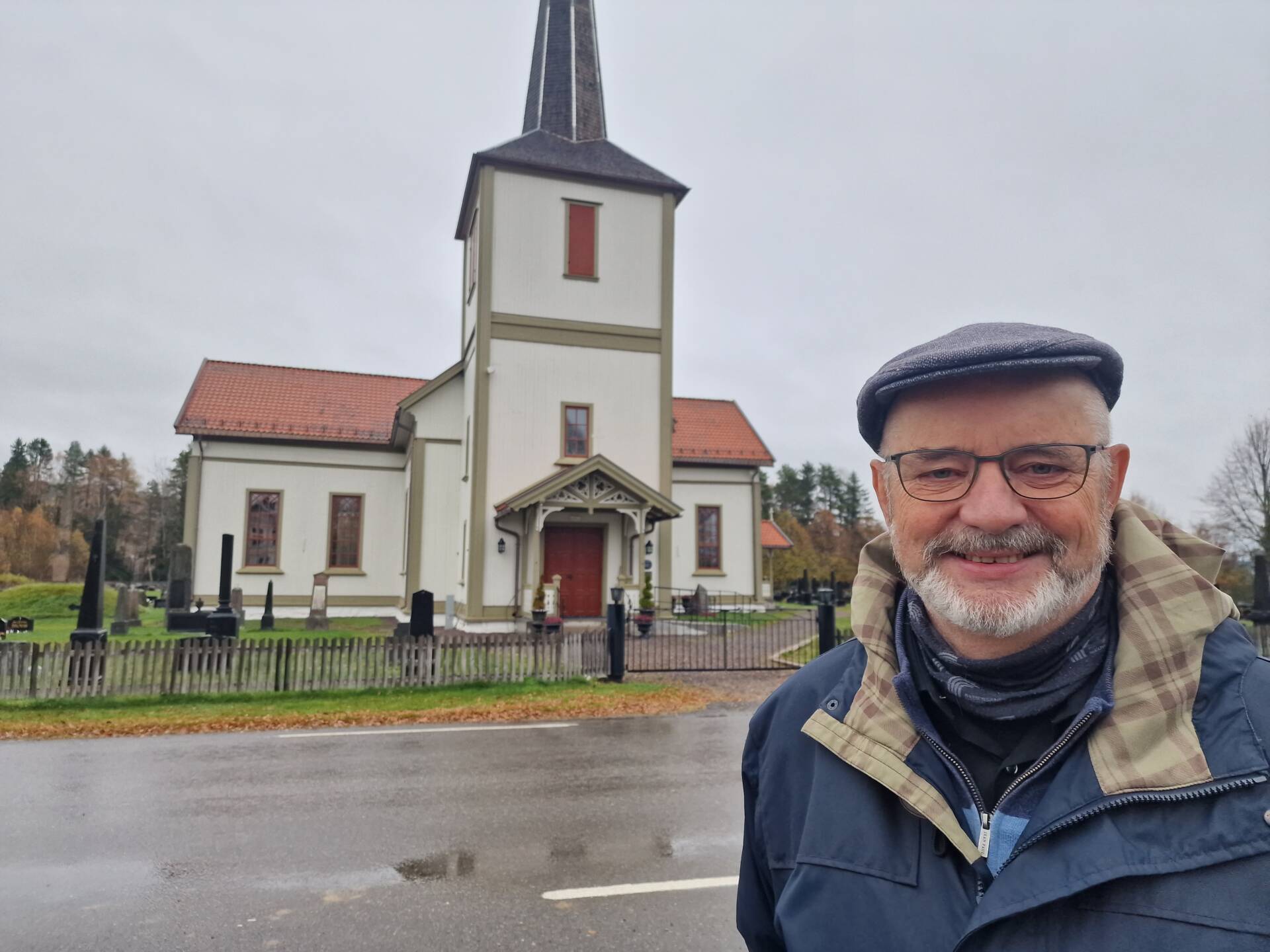 ÅPNER TIL VÅREN: Åsnes kirke stenges i to måneder for å spare penger. Det samme skjer med Hof kirke. Kirkeverge Tord Langmoen beklager situasjonen, men håper på forståelse. Arkivfoto.