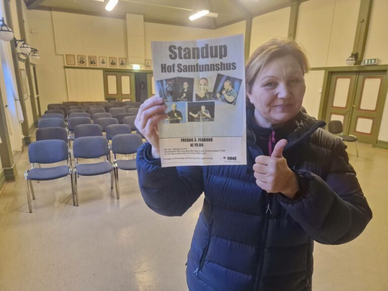 VIL FYLLE STOLENE: Fredag kveld er det stand-up i Hof samfunnshus, og Laila Aandstad håper alle stolene fylles til en sosial og morsom kveld.