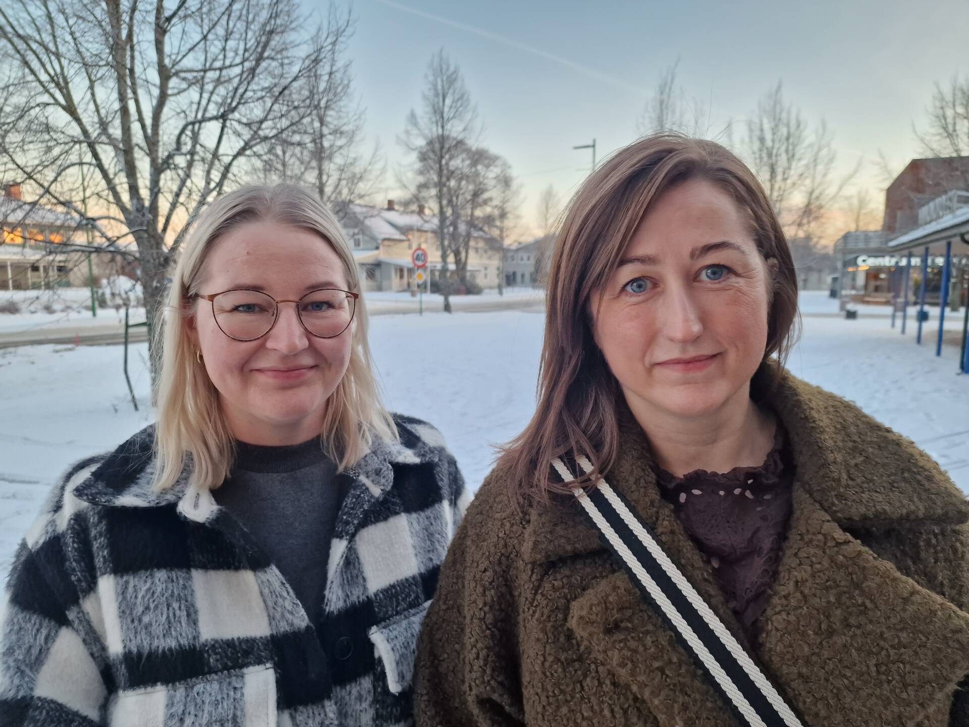 KAN SAMLE SEG: Marita Kalfoss Sollien (Venstre, til venstre) og Tonje Lillemo (Høyre, til høyre) ser ikke bort fra at de stiller felles liste til høstens kommunevalg i Åsnes.