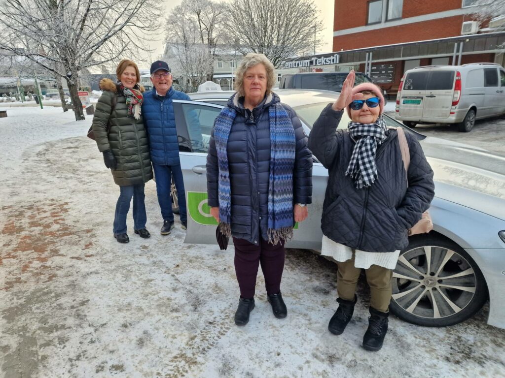 BRA TILBUD: Erna Slaggerud (til venstre) og Solfrid Karin Nordgården er ivrige brukere av bestillingsrutene i Åsnes. Heidi Gjerdrum og Olav Nordermoen (bak) vil gjerne at enda flere bruker tilbudet.