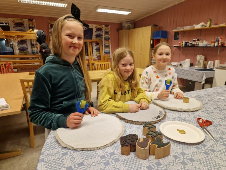 PÅ SKINN: Seline Annabell Lillemo Skarshaug (11), Ingeborg Folkvord Mehl (9) og Ella Olastuen (snart 9) fikk prøve seg med trykking på skinn under Ung husflid.