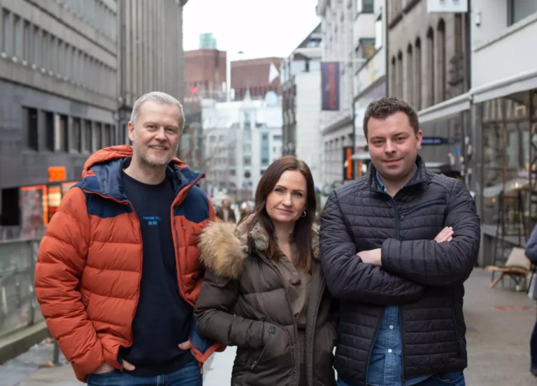 SPENNENDE SATSING: Programsjef Tomm-Espen kroken, salgssjef Yvonne Stikbakke og radiosjef Bjørn-Martin Brandett gleder seg til å satse på lokalt innhold i Radio Metro. Foto: Mina Theimann, Radio Metro.