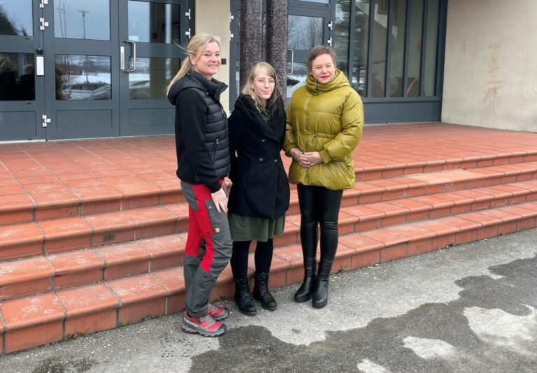 SAMARBEIDER: Kristin Lund fra Finnskogen friluftsråd (fra venstre), Annie Gulvik fra Grue folkebibliotek og Karen Banggren fra Grue Frivilligsentral er blant aktørene som samarbeider om årets vinterferieaktiviteter i Grue.