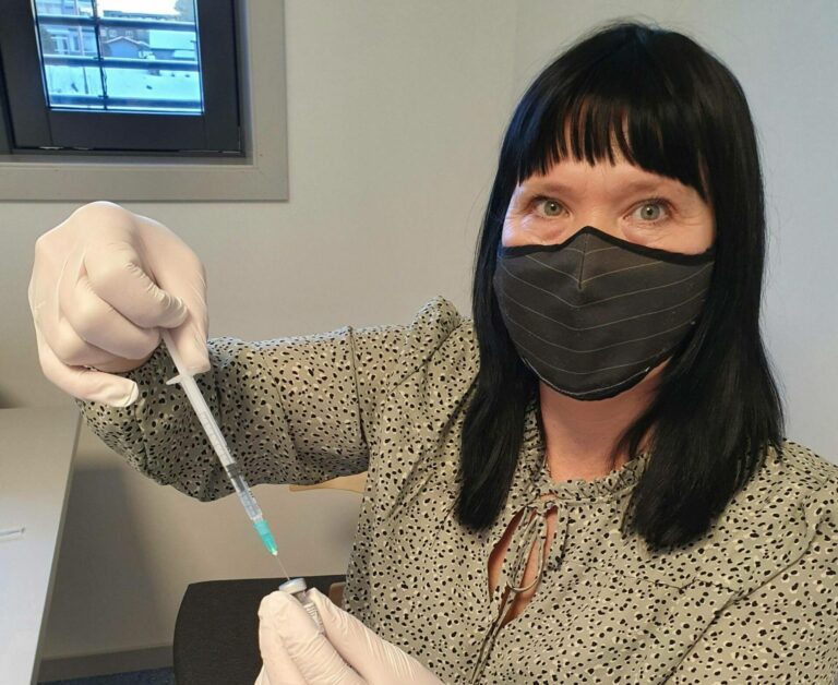 MÅ BESTILLE: Fra nå må du bestille time for koronavaksinering ved Åsnes Helsestasjon. Linda Engelsrud er tjenesteleder der, og oppfordrer folk over 18 år til å vaksinere seg. Det hjelper også de som er i risikogruppene.