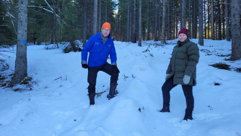 ENDRING PÅ GANG: Fra 1. mars trådte den nye skogstandarden i kraft. Næringspolitisk sjef Yngve Holth i Glommen Mjøsen Skog og skogeier Marit Astrup mener den blant annet kommer turfolk til gode.