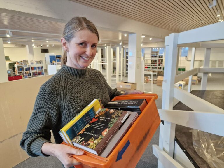 RYDDER UT: Biblioteket i Åsnes er snart åpent igjen for normal drift. Mona Elisabeth Wiik er blant de bibliotekansatte som jobber frem mot reåpningen tirsdag 28. mars.