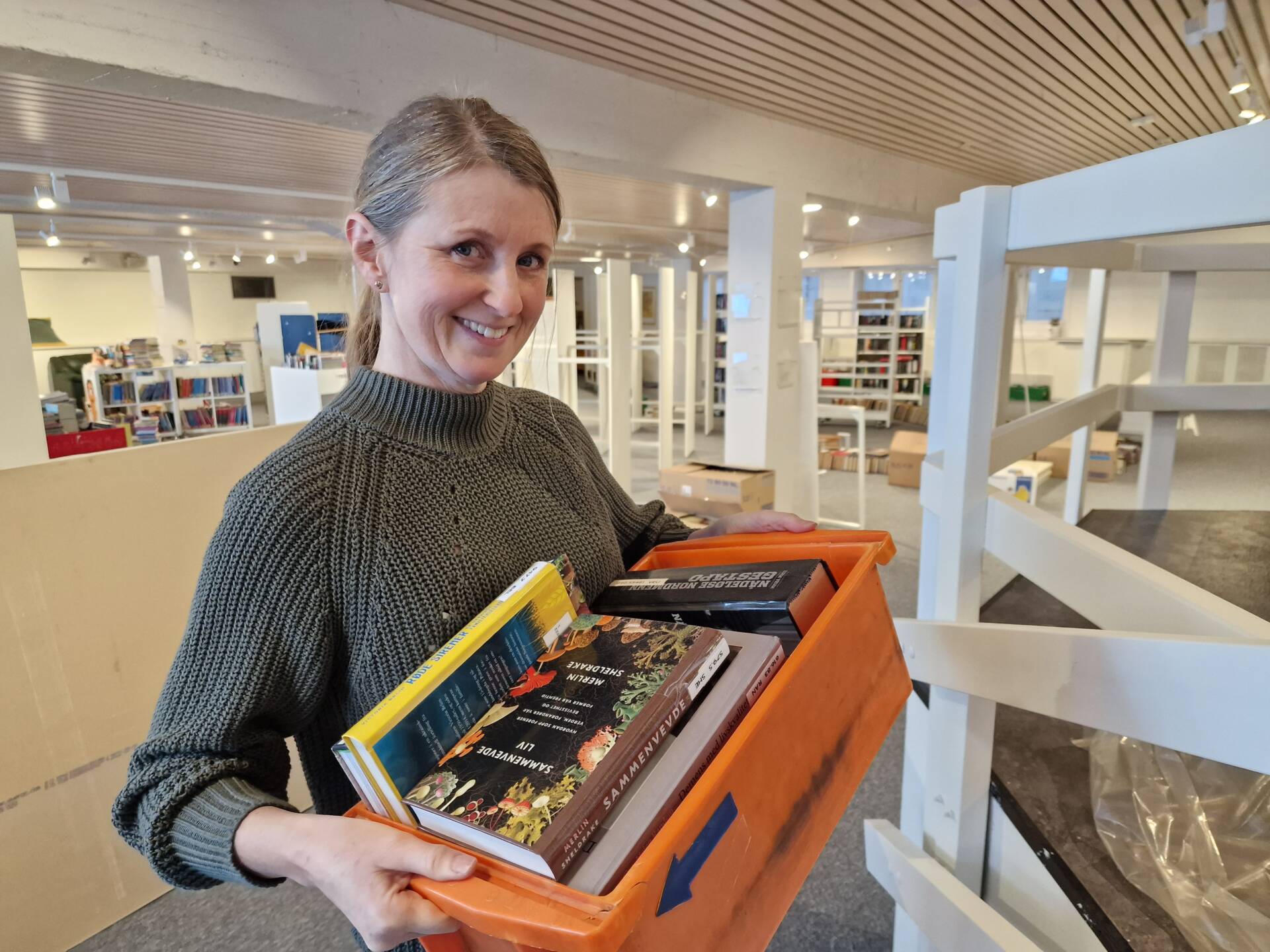 RYDDER UT: Biblioteket i Åsnes er snart åpent igjen for normal drift. Mona Elisabeth Wiik er blant de bibliotekansatte som jobber frem mot reåpningen tirsdag 28. mars.