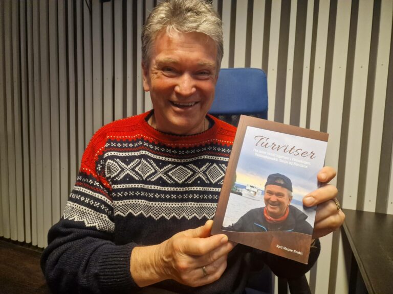 FERSK BOK: Kjell Magne Nordvi er aktuell med boka «Turvitser». Den inneholder mange av historiene og vitsene som Nordvi forteller mens han guider folk på tur.