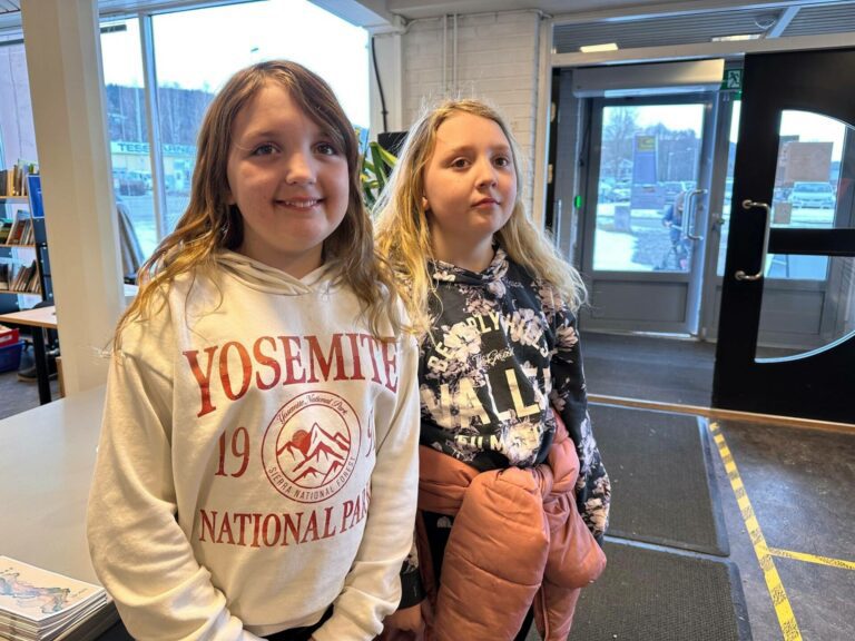 FORNØYDE: Emilie Sigvardsen (10) og Mathilde Sigvardsen (8) var to av mange som har gledet seg lenge til at bibiloteket endelig kunne åpne. Foto: Adele Dragsnes