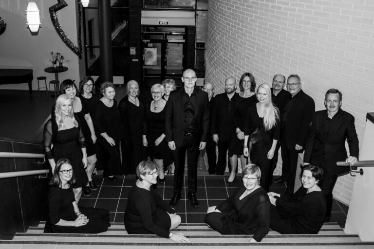KORSAMARBEID: Kammerkoret Collegium Vocale og Meraki kammerkor kommer rett fra samarbeidskonsert i Oslo lørdag, til ny konsert i Våler kirke søndag 19. mars. De håper mange solunger vil høre på. Pressebilde.