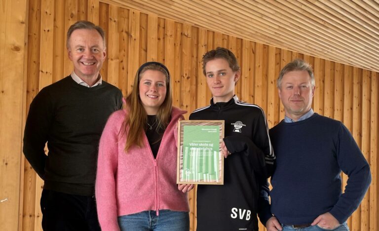 FIKK PRIS: Våler skole og aktivitetshus ble kåret til månedens trebygg i mars. Foto: Tenk Tre.