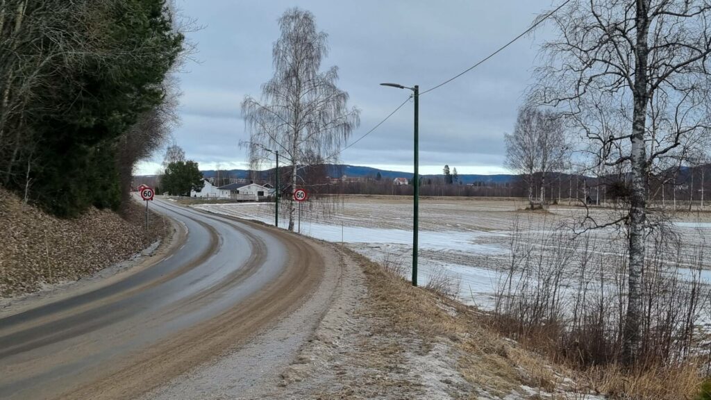 SIKRER VEGENE: Blant annet i Hof jobber fylkeskommunen med å sikre forholdene på omkjøringsvegene. På denne strekningen er veglyset forbedret. Foto: Arne Skybak, Innlandet fylkeskommune.