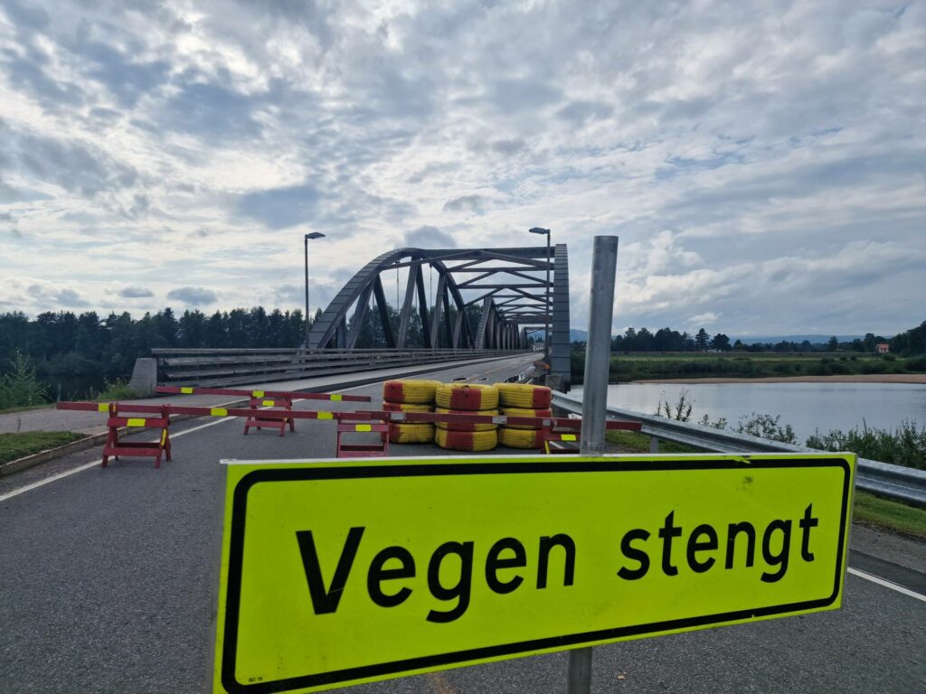 ÅPNES: Fredag åpnes endelig Flisa bru for trafikk igjen. Riktig nok for halv maskin, men tiden med lange omkjøringer er med dette over.