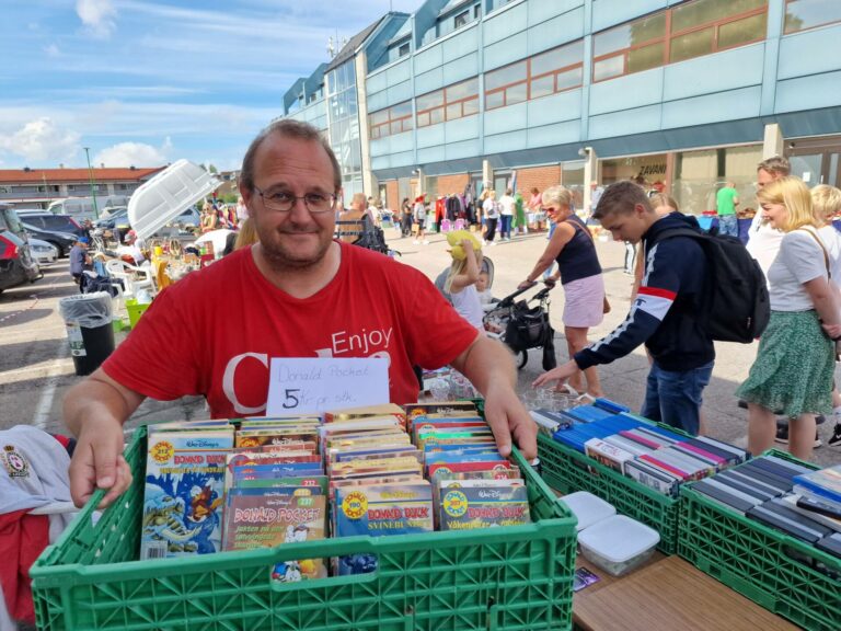 SOLGTE I FJOR: Thomas G. Berg var blant selgerne under fjorårets vintagemarked. Han benyttet anledningen til å kvitte seg med blant annet CD-er og DVD-er.