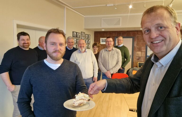 FEIRET MED KAKE: Tony Holm fra Svullrya fikk servert kake av moderiseringsdirektør i Telenor, Arne Quist Christensen. De feiret at fiberutbyggingen på Finnskogen nå kan starte.