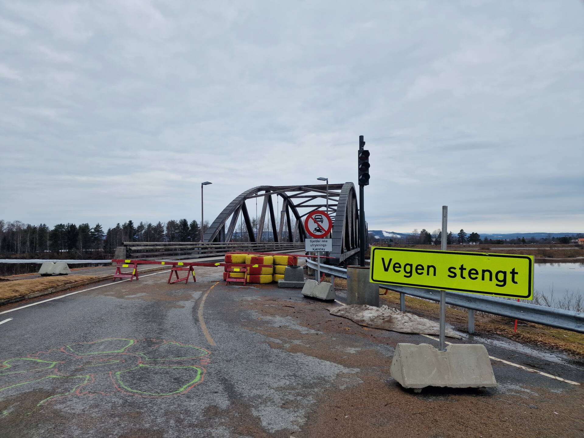 GÅR MOT ÅPNING: Fylkeskommunen håper å kunne gjenåpne Flisa bru i mai. Det blir i så fall enveiskjørt og med lysregulering, og brua vil være stengt ved mye vind.