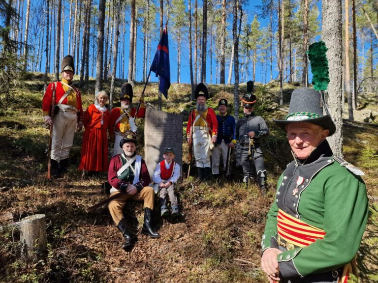 BØR SATSES PÅ: Tore Kielland Gransæther (foran) skulle ønske at noen brukte mer tid på å fortelle om slaget ved Trangen. Her ved minnebautaen i Trangen-passet. Bak fra venstre Joakim Moen, Sissel Selvik, Stein Are Karlsen, Lars Erik Gåsvær, Stein Magnus Moen og Espen Grafsrønningen. Foran fra venstre Per Jarle Eriksen og Mats Kristoffer Mustaparta Gåsvær.