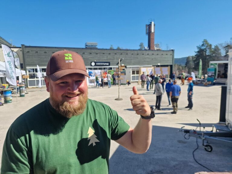 TOMMEL OPP: Jon Arne Borg Engø i kontaktutvalget for skogbruk er storfornøyd med oppmøtet på skogdagen. Folk kom og gikk jevnt og trutt gjennom dagen.