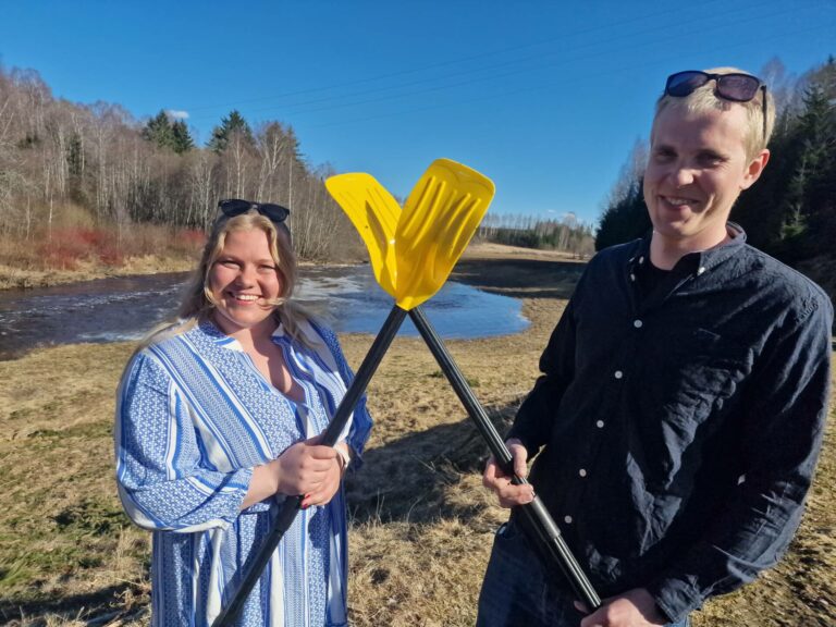 BLE SAMBOERE: Kjærligheten blomstret for Marie Kalstad fra Gausdal og Martin Skaramyren fra Nannestad etter fjorårets gummibåtrace. Nå er de samboere på Flisa.