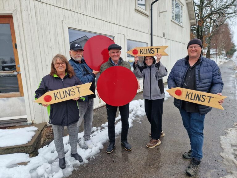KLARE FOR FESTIVAL: Birgitte Mobekk (fra venstre), Tor Halvorsen, Knut Kjeldsen, Emil Åslund og Okke Bloem er blant dem som skal stille ut på høstens kunstfestival i regi av Våler Kunstnerforum.