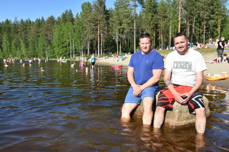 FIKK PENGER: Gjesåsen grenderåd har fått penger til å ruste opp området ved Baksjøen i flere omganger. Jan Brattli (til venstre) og Tom Roger Bakåsmoen er to av ildsjelene i Gjesåsen. Arkivfoto.