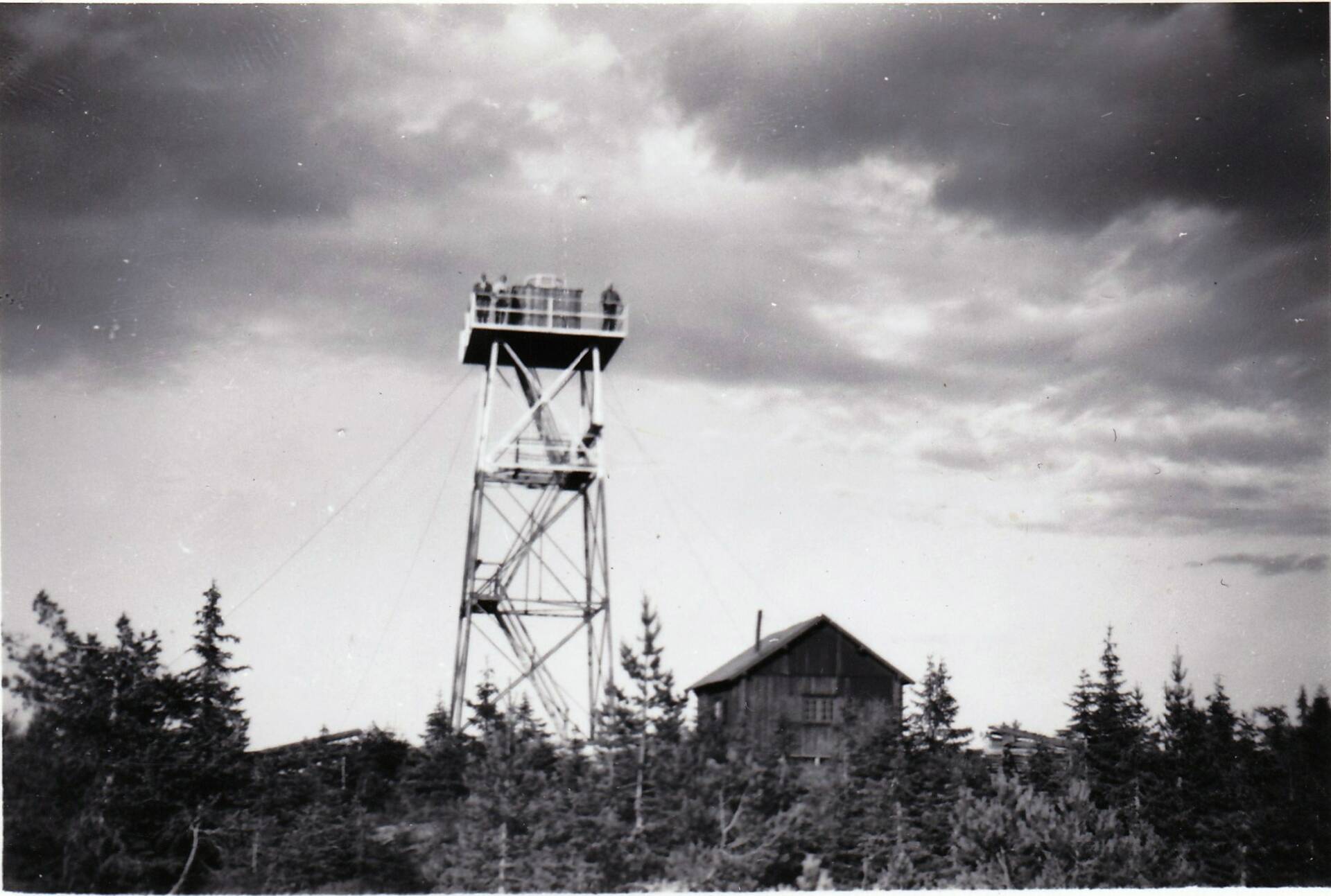 SVÆRT GAMMELT: Blåengstugua som nå skal rustes opp er fra 1933. Også før dette sto det ei hytte på samme sted, på toppen av Blåenga. Pressebilde.