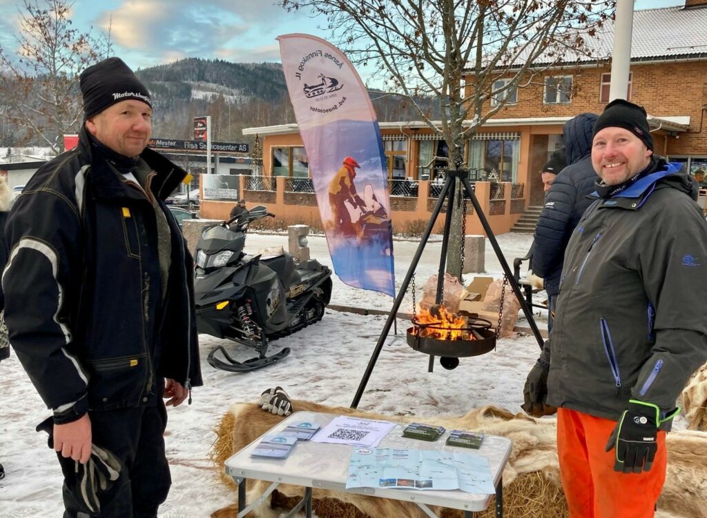 VISTE SEG FREM: Frivilligfestival var det også under julefestivalen på Flisa i fjor. Her viste blant annet Åsnes Finnskog Snøscooterklubb seg frem. Her ved Arild Bredesen (til venstre) og Knut Sandberg.