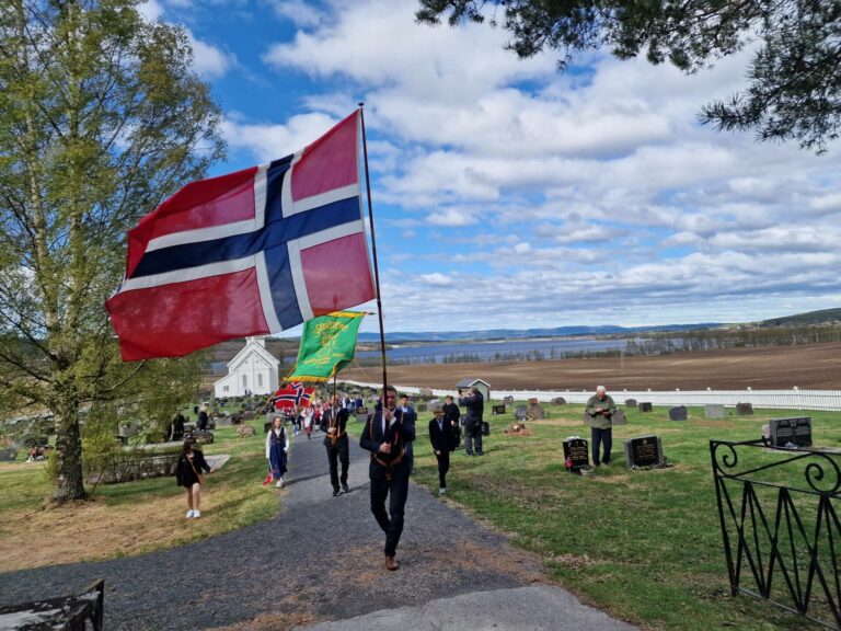 HEFTIGE VINDKAST: Toget fikk bra medfart fra kirka denne gangen. Som alltid godt oppmøte ved kirka, før toget setter ut på sin reise mot Sønsterud.