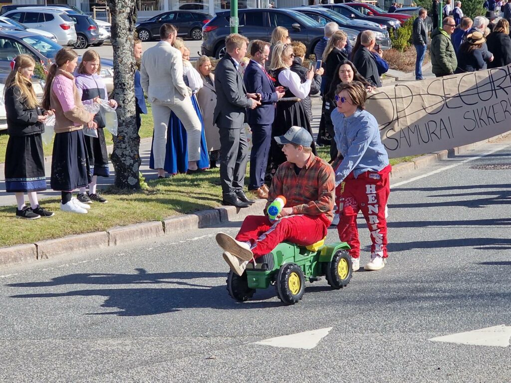 SKÆR FRAM: Mange måneder med stengt bru preget også russerevyen. Køinnet skær fram!