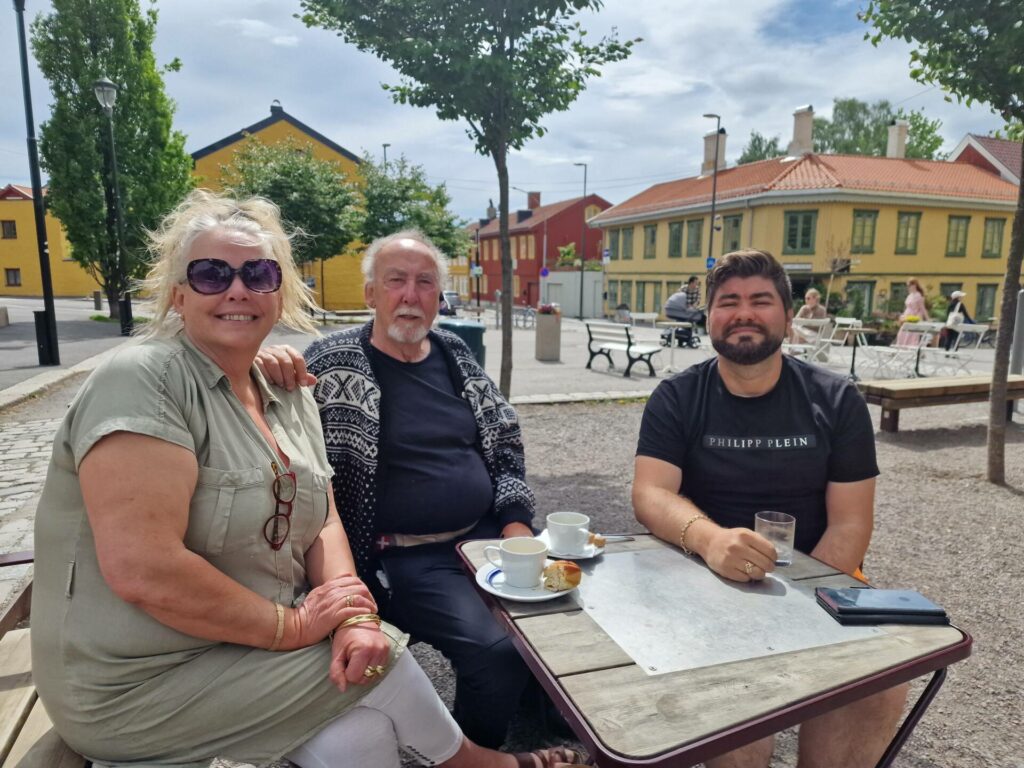 FORMIDLER HISTORIEN: Nora Pettersen fra Tater-Millas venner har nylig formidlet taterhistorien fra Våler ved Oslo Byarkiv. Her sammen med broren Frans (i midten) og Kai-Samuel Vigardt.