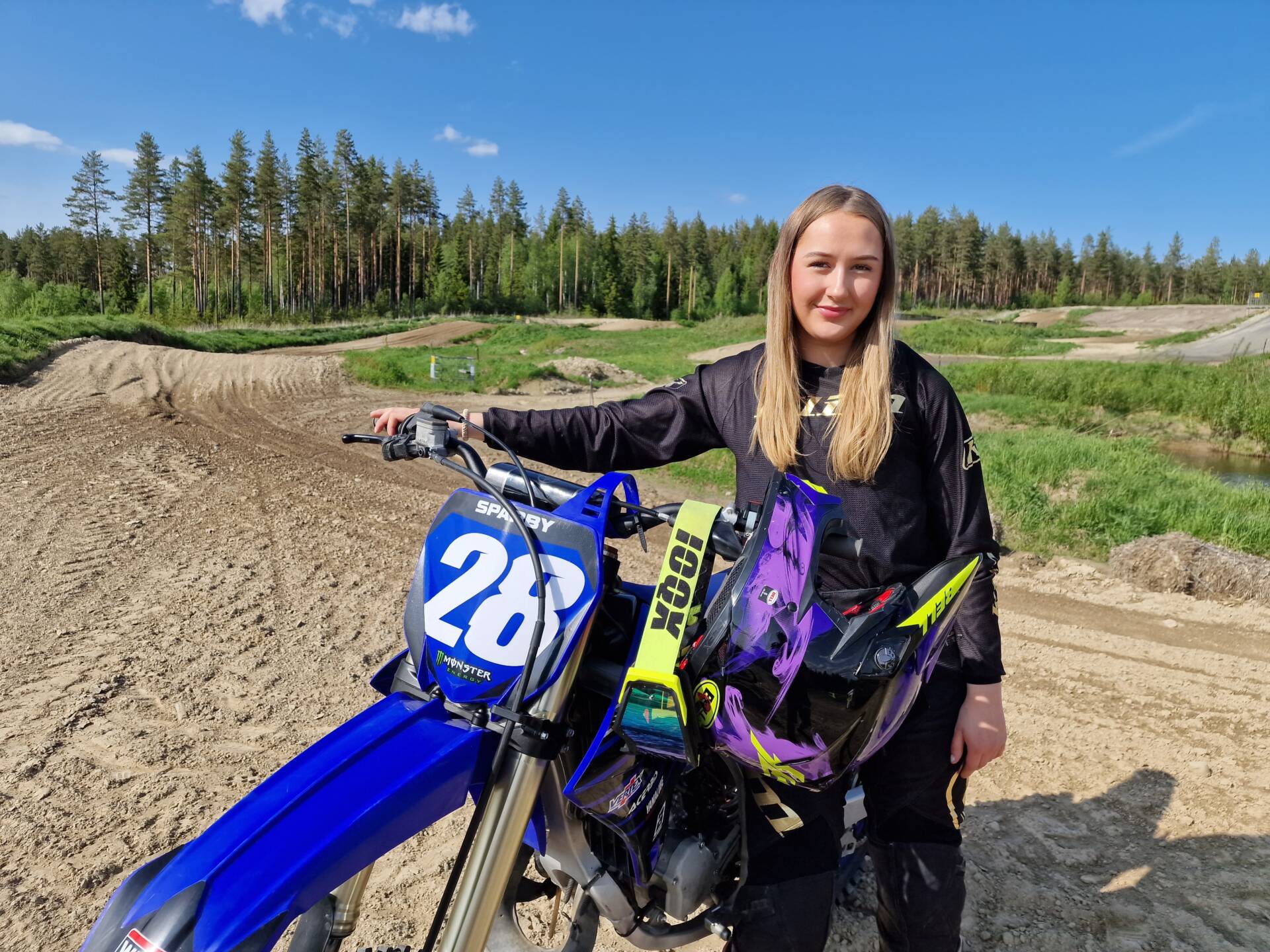 VIL HA FLERE MED: Erika Telle-Sparby (17) håper flere jenter kan la seg lokke til å prøve motocrossbanen på Haslemoen. Selv har hun kjørt crosser i et par år nå.