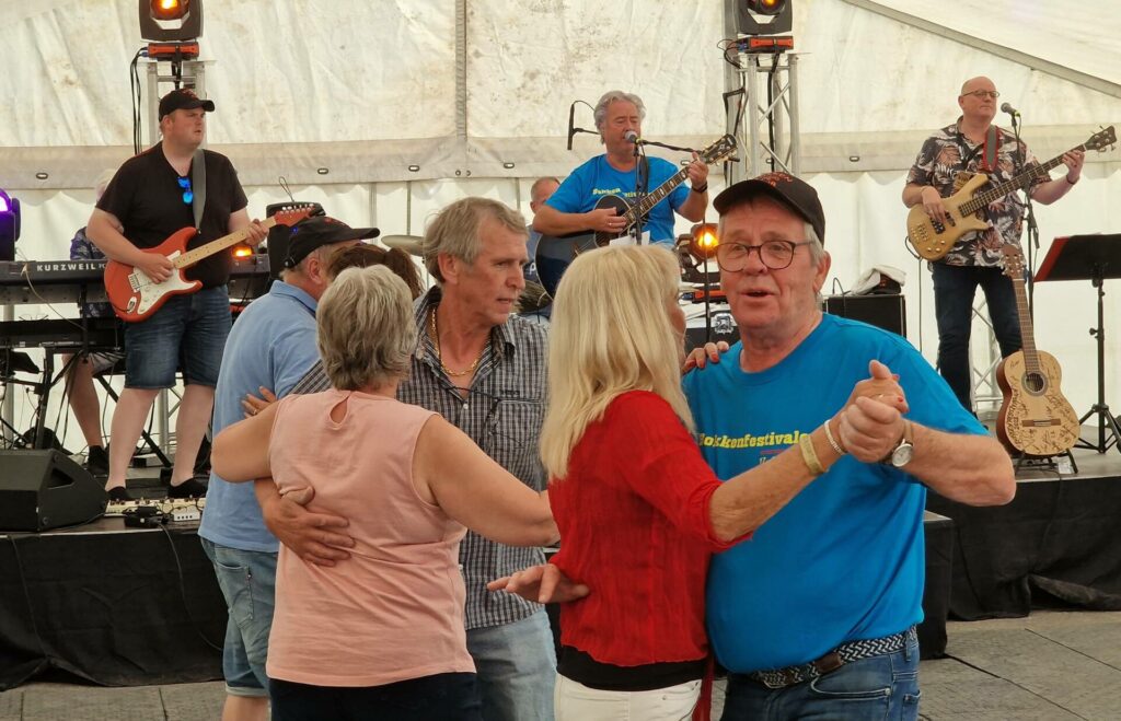 KLART FOR MER DANS: I fjor var det mange som tok seg en svingom på Bokkenfestivalen, da blant annet Lasse Johansens orkester spilte. I år blir det nye muligheter, og nye artister på scena.