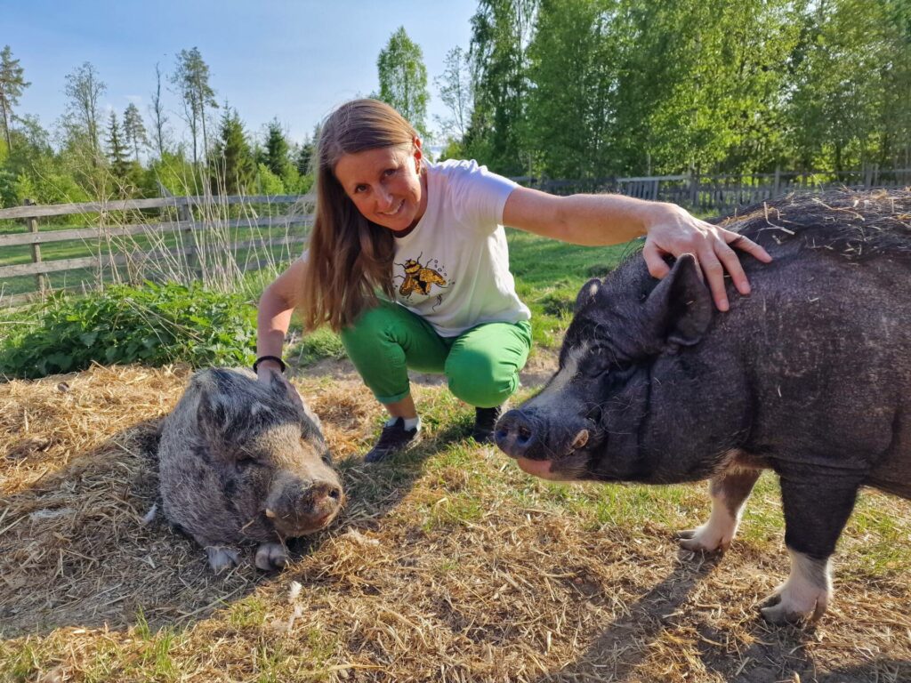 ÅPNER GÅRDEN: Mona Wiik åpner Sjølibroen gård både under Gardtassingen i august og et par runder før det i sommer.