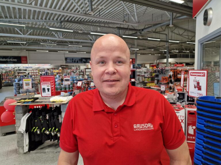 STAND UTEN SALG: Stian Lauten hos Gausdal Landhandleri Flisa er klar for fire dager med stand på SolørMart’n også i år. Men det blir ikke salg av noen varer på byggevarestanden.