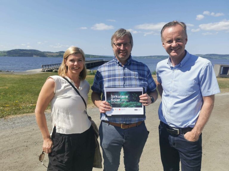 SATSES PÅ: Sirkulære Solør er ett av 14 satsingsområder i Innlandet. Her representert ved Arild Lande (i midten) og Espen Svenneby. Til venstre Regine Behrens Dyreng fra Klosser Innovasjon. Foto: Thomas Mølstad.