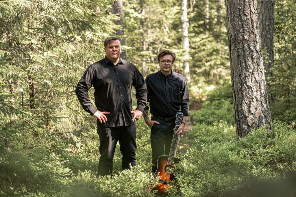 NY PLATE: Vidar Karlsen Kolbu (til venstre) og broren Roger Fagerli Karlsen er aktuelle med «Ukjint Vandrer». Her fremmes tradisjonelle taterviser i ny moderne drakt. Foto: Stian Molberg.
