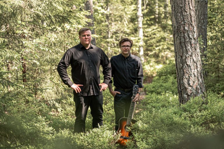 NY PLATE: Vidar Karlsen Kolbu (til venstre) og broren Roger Fagerli Karlsen er aktuelle med «Ukjint Vandrer». Her fremmes tradisjonelle taterviser i ny moderne drakt. Foto: Stian Molberg.