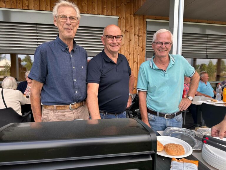 GRILLING AV PØLSER OG BURGERE: Sverre Sparby (til venstre), Per Sjøbren Larsen og Jon Martin Brænd er tre fra Flisa Rottery som var med å grilla. Foto: Adele Dragsnes