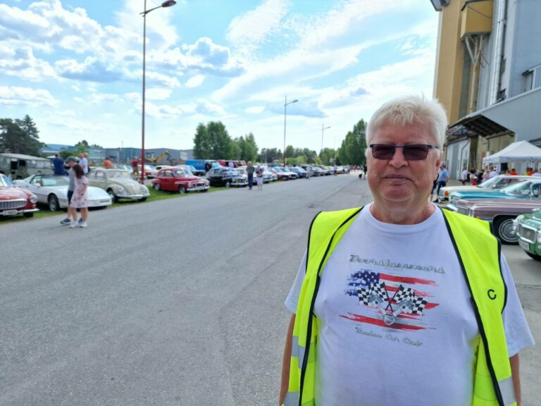 HÅPER MANGE BLIR MED: Halvor Baklien i Doorslammers Yankee Car Club er klar for en ny utgave av Kirkenær Classic Motorshow. Nå satser han på bra vær og minst like mange deltakere som i fjor.