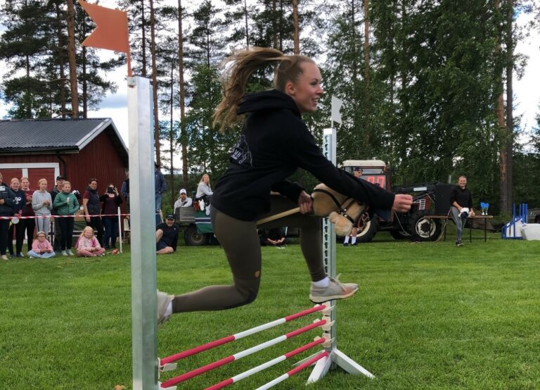 KOMMER TIL FLISA: Marthe Sandberg var én av mange som deltok på kjeppheststevnet på Svullrya i fjor. Nå står Flisa og SolørMart’n for tur. Foto: Solør Rideklubb.