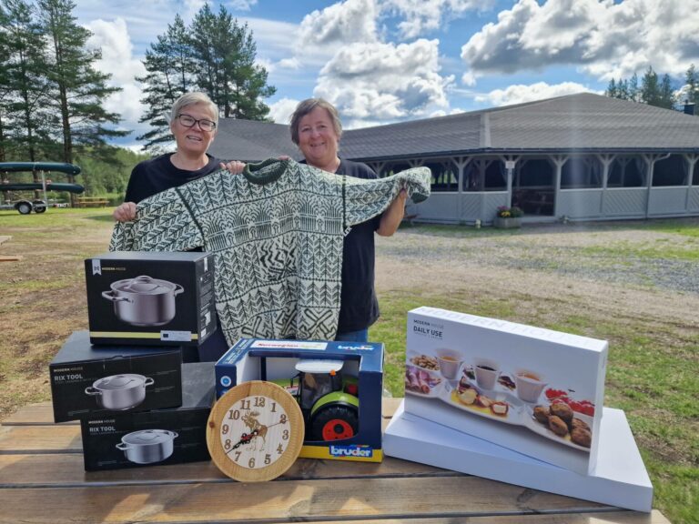 KLARE IGJEN: Lørdag er det duket for det andre sommermarkedet på paviljongen ved Kynnbrua. Lena Jørgensen (til venstre) og Liv Margrethe Rundberget håper på minst like godt oppmøte som i fjor.