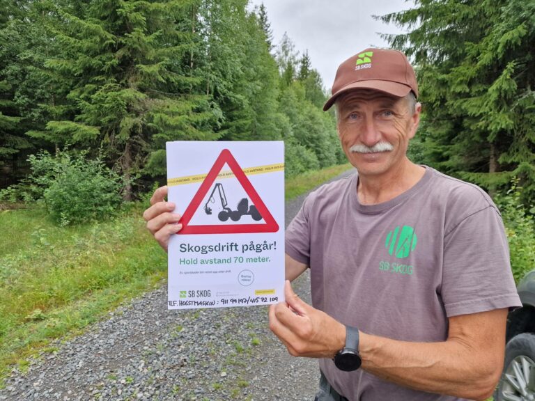 VIL SPILLE PÅ LAG: Halfdan Mælum i SB Skog vet at mange turgåere bruker området hvor det nå skal hogges. Derfor vil han fortelle folk at det nå blir et par uker med litt mer knotete fremkommelighet.