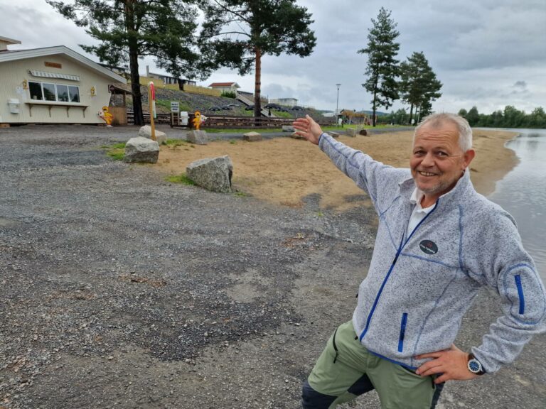 TAR I BRUK STRANDA: Færderfestivalen flyttes i år til strandområdet ved Flisa Camping. Oddgeir Frette håper på bra vær og godt oppmøte også denne gangen.
