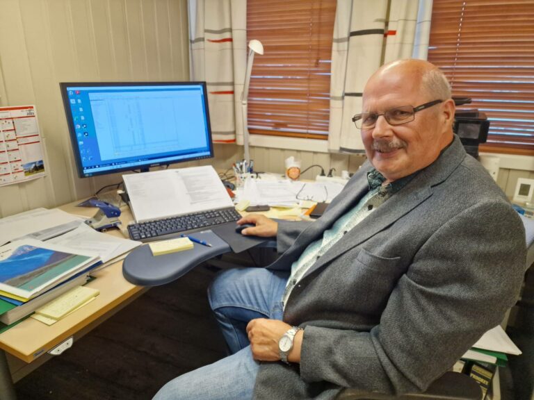 TIL STOR HJELP: Siden 1998 har Knut Morten Grønneng hjulpet hundrevis av bønder blant annet med avløserhjelp. Nå har han fått klokke, blomster og diplom fra Norske Landbrukstjenester for innsatsen.