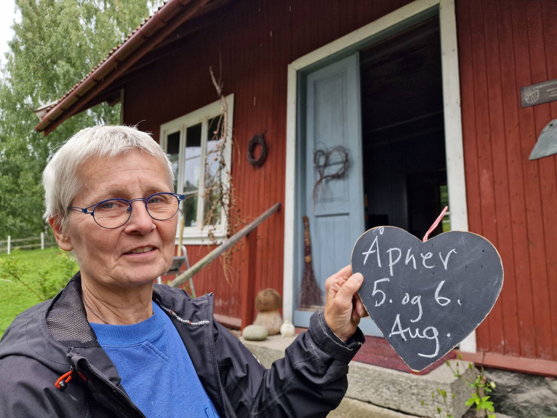 ÅPNER DØRENE: Karen Syversætre er klar for Gardtassing igjen, og åpner dørene til Syversætre gård lørdag 5. og søndag 6. august. Også påfølgende helg holder kunstutstillingen åpen.