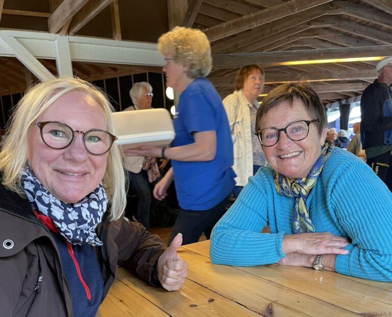 I REGNET: Regnværet skremte ikke de besøkende fra årets sommermarked ved Kynnbrua. Birgit Høgberg Lundebymoen fra Flisa og Mona Irene Christiansen fra Grue ga tommel opp.
