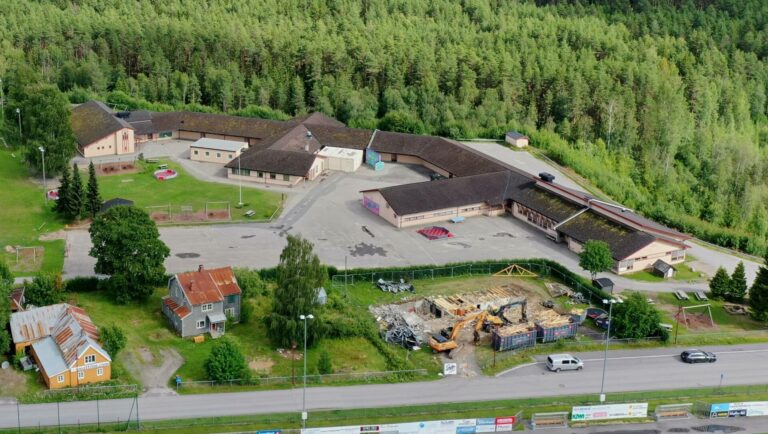 FYSISK ARBEID: Åsnes kommune har jobbet med skoleprosjektet lenge, men først nå er de fysiske arbeidene i gang på skoletomta. Foto: Svein Cato Framås.