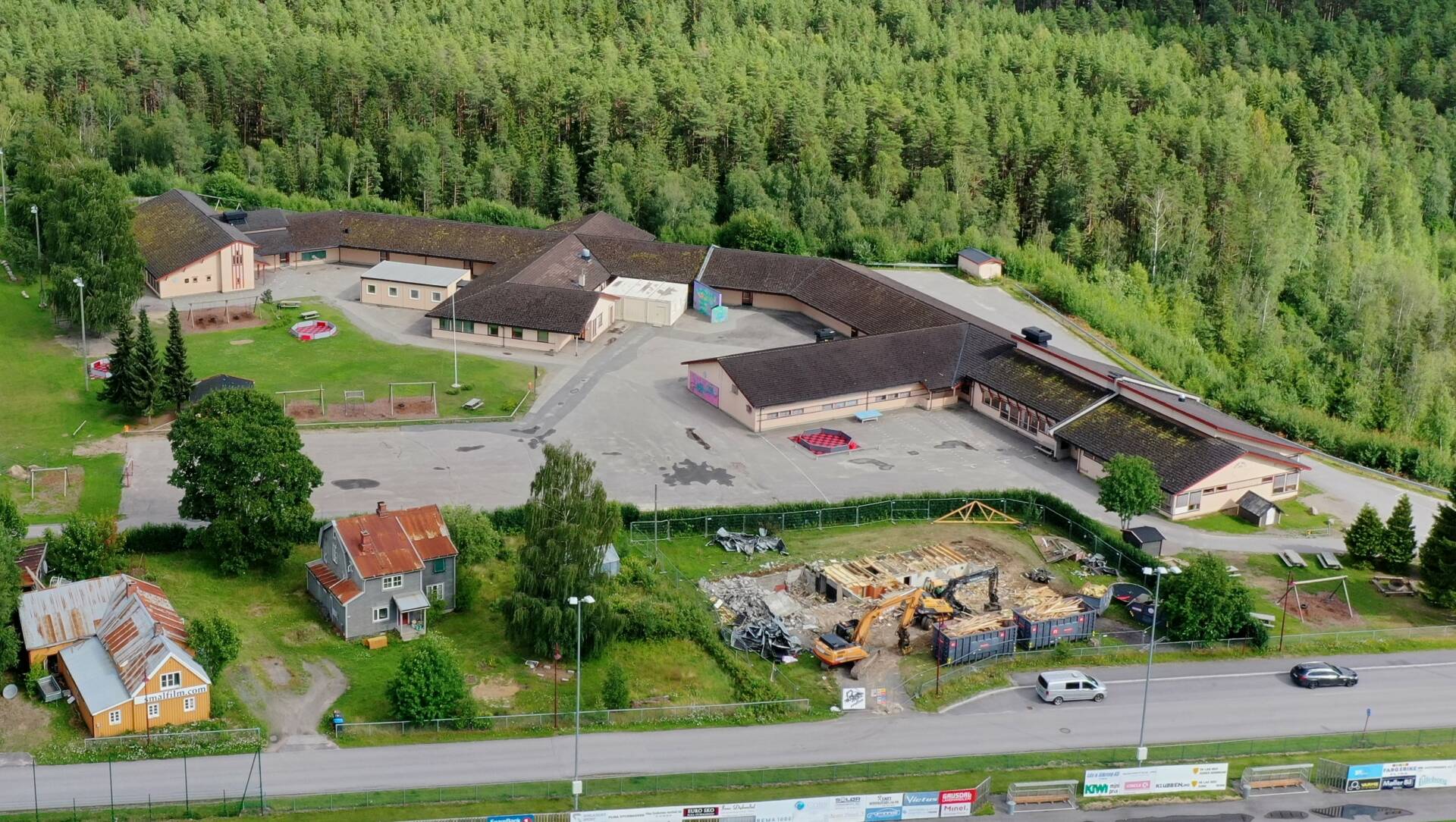 FYSISK ARBEID: Åsnes kommune har jobbet med skoleprosjektet lenge, men først nå er de fysiske arbeidene i gang på skoletomta. Foto: Svein Cato Framås.